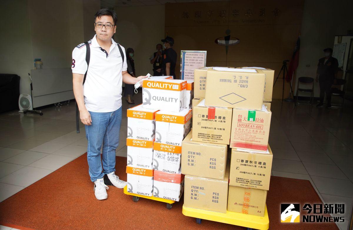 ▲邱仁德在選委會前受訪時表示，今天送件共38888份，比連署門檻3.2萬份高出了約20%的安全量，認為二階連署應該可以順利過關。（圖／記者李春台攝, 2020.10.13）