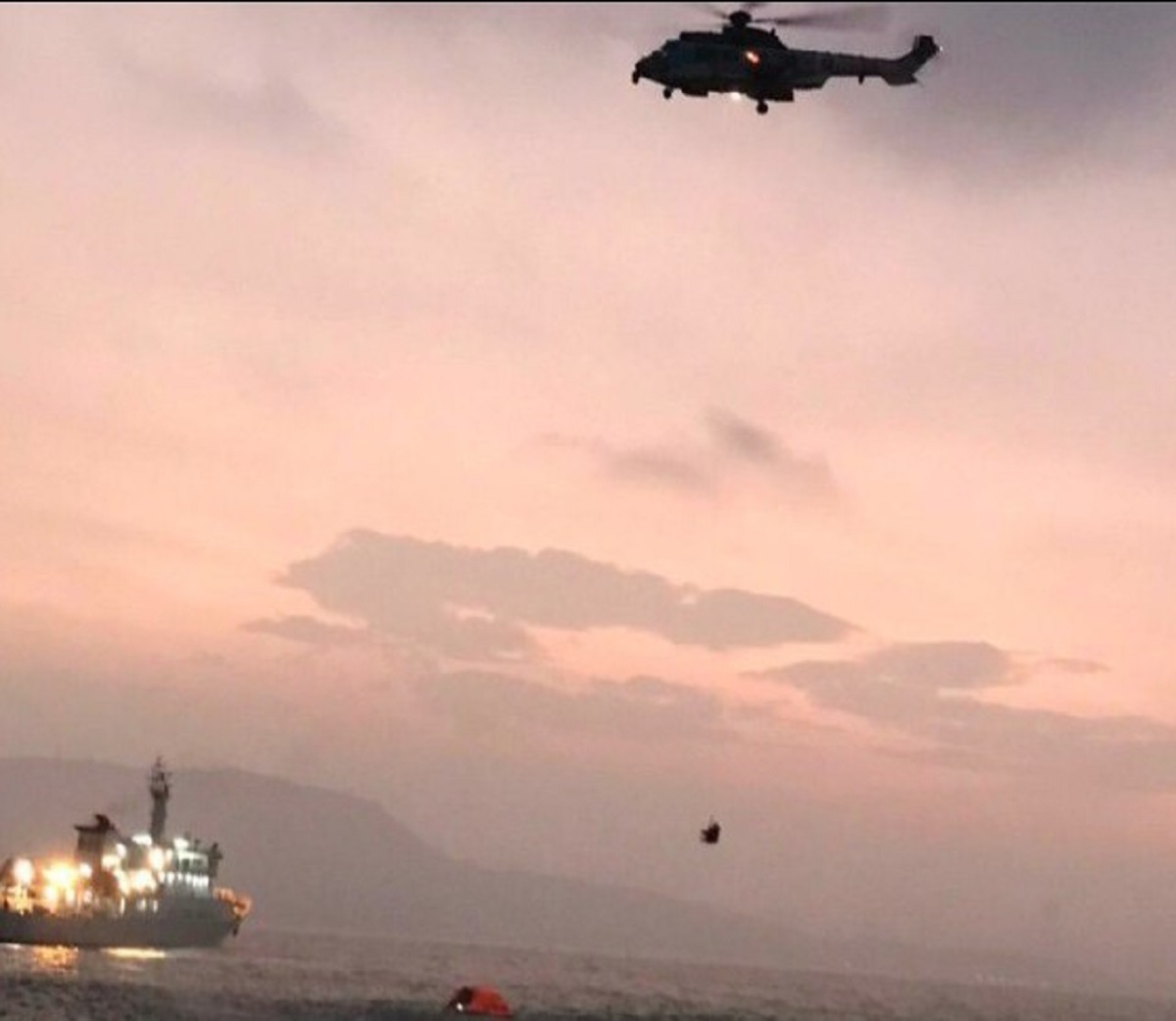 ▲1艘重達2600噸的外籍貨輪昨（12）日因失去動力，擱淺在旗津沙灘外約600公尺處空軍第四聯隊所屬單位於獲報後立即派遣EC225型直升機救援。（圖／記者郭凱杰翻攝，2020.10.13）