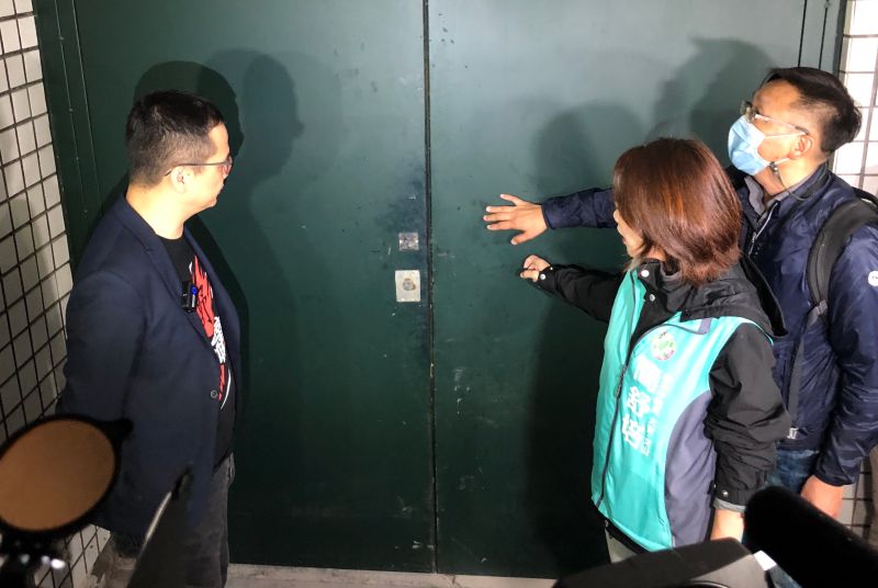 ▲國民黨台北市議員羅智強(左)與民進黨台北市議員簡舒培(右),參與大安區內一處共享餐廳的跨局處會勘。(圖/記者丁上程攝,2020.10.13)