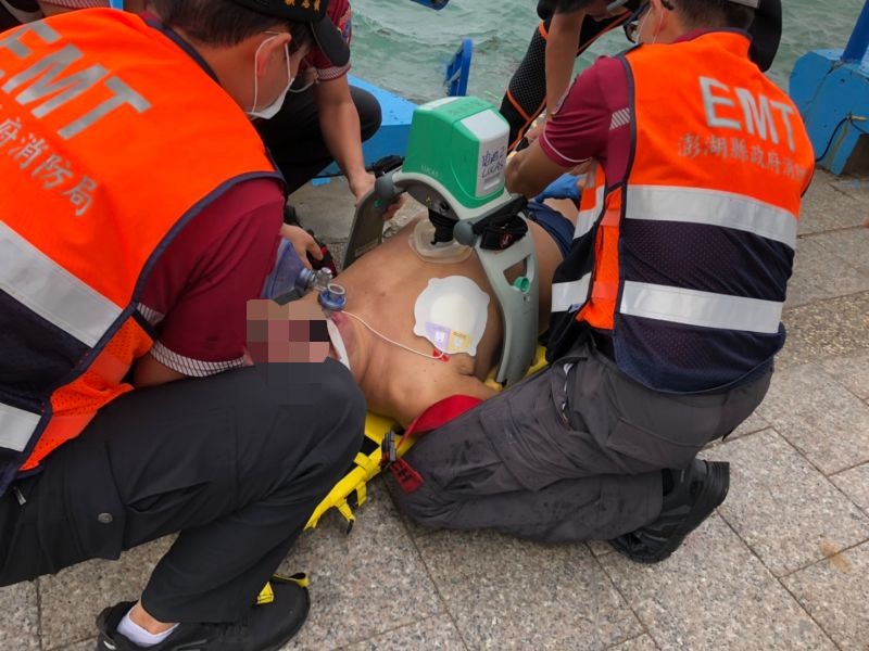 ▲澎湖馬公觀音亭前戲水區13日再度傳出一起泳客溺斃的意外，澎湖警方啟用人臉辨識系統，並請來家屬確認死者是知名烤鴨店老闆、60歲的郭姓男子。（圖／澎湖縣消防局提供）