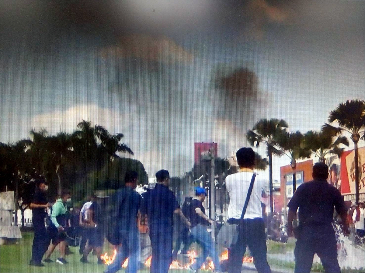 ▲上午參與陳抗的村民盧啟村(約70歲)從自己背包拿出不明液體倒在上半身，隨即以打火機引火自焚起火燃燒，屏東警分局巡官薛伊呈及3至4名熱心民眾立即上前合力將盧民移至水池內滅火。（圖／屏東警分局提供 , 2020.10.13）