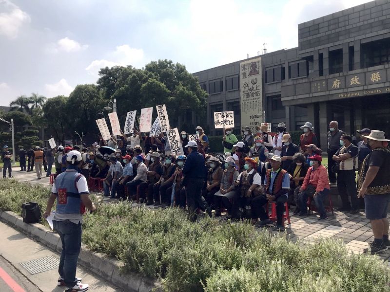 ▲屏東縣禮納里部落永久屋違建縣府將拆除居民在縣府前人行道陳情抗議,希望縣政府能暫緩拆除。(圖/屏東警分局提供