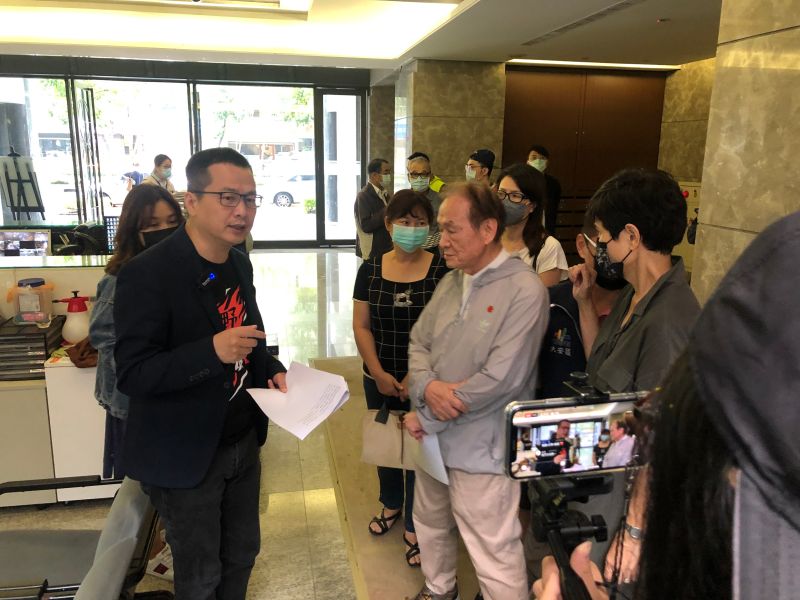 ▲國民黨台北市議員羅智強到場時,民進黨台北市議員簡舒培仍在受訪,羅智強只好透過手機開直播,並先與一旁住戶們溝通了解狀況。(圖/記者丁上程攝,2020.10.13)