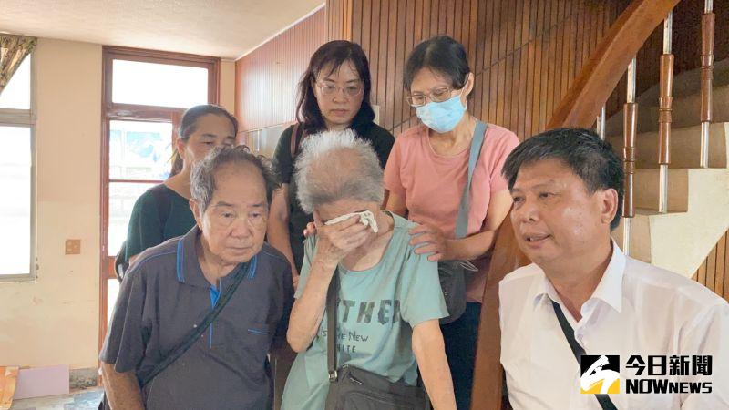▲禱告、唱聖歌後,陳致曉高齡90歲的老母親難忍悲傷,掩面哭泣。(圖/記者陳聖璋攝,2020.10.13)