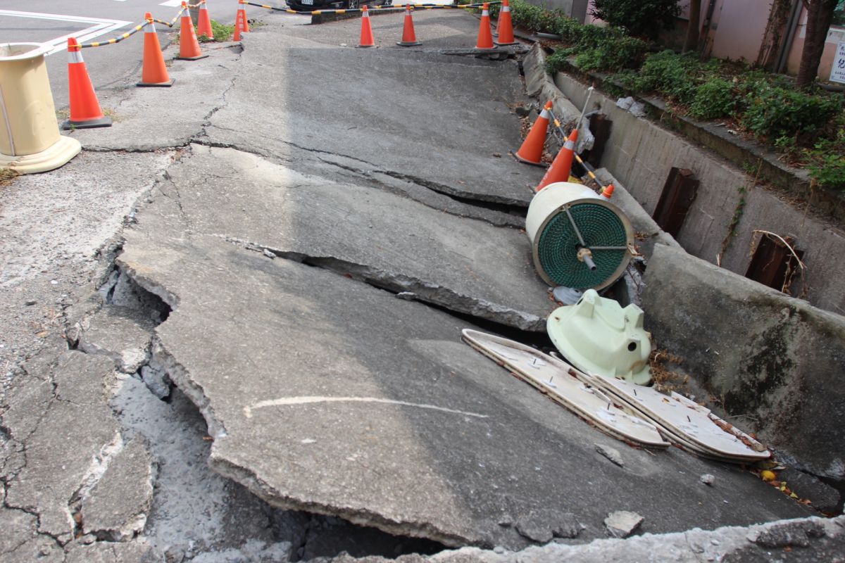 ▲斗南鎮中山路某知名餐廳旁的私自加蓋在水利溝渠上停車場日久坍塌。（圖／記者簡勇鵬攝，2020.10.13）