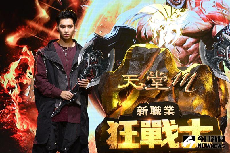 ▲高爾宣幫「天堂M」代言,現場發布第10個職業角色「狂戰士」。(圖/記者林柏年攝)