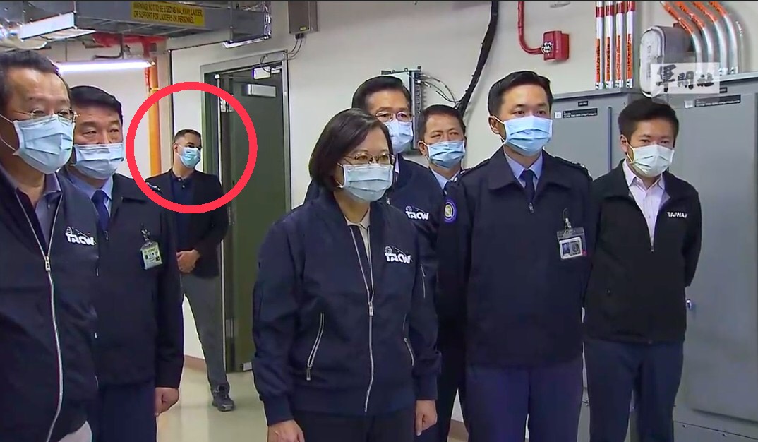 ▲蔡英文總統於13日前往樂山雷達站，視導「空軍偵蒐預警中心」及「空軍防空連」，行程中卻出現一名未穿軍服的神秘外籍男子，耐人尋味。（圖／軍聞社提供）