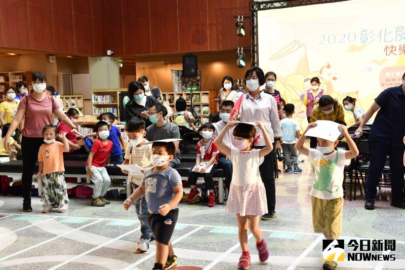 ▲暖場會安排有絕頂聰明趣味競賽,由親子、祖孫頭頂書接力完成比賽,也象徵閱讀習慣的傳承。(圖/記者陳雅芳攝,2020.10.14)