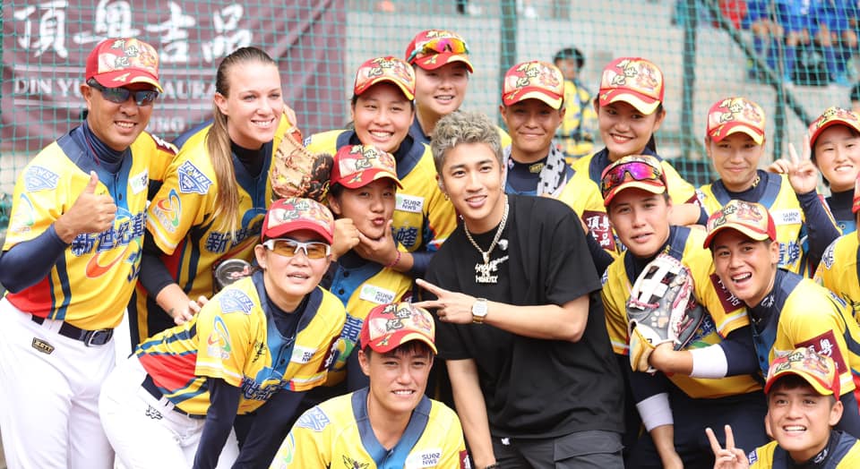 ▲女壘企業聯賽，新世紀黃蜂全隊跟婁峻碩合照。（圖／壘協提供）