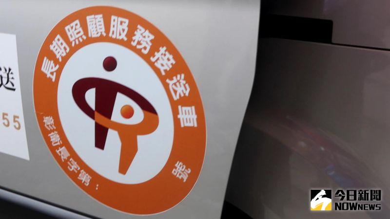 ▲彰化長照專車都有貼明顯的標誌。(圖/記者陳雅芳攝,2020.10.14)
