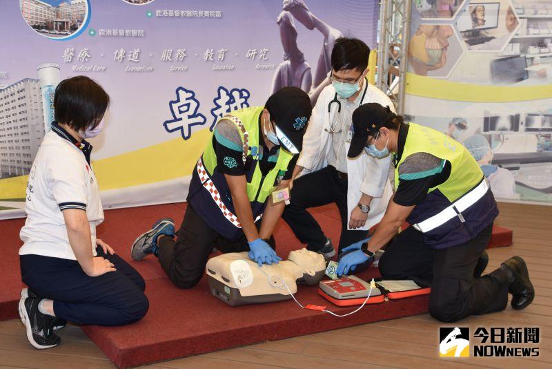 ▲黃威軒在球賽現場接受CPR及AED電擊接力搶救(示意圖)。(圖/記者陳雅芳攝,2020.10.13)