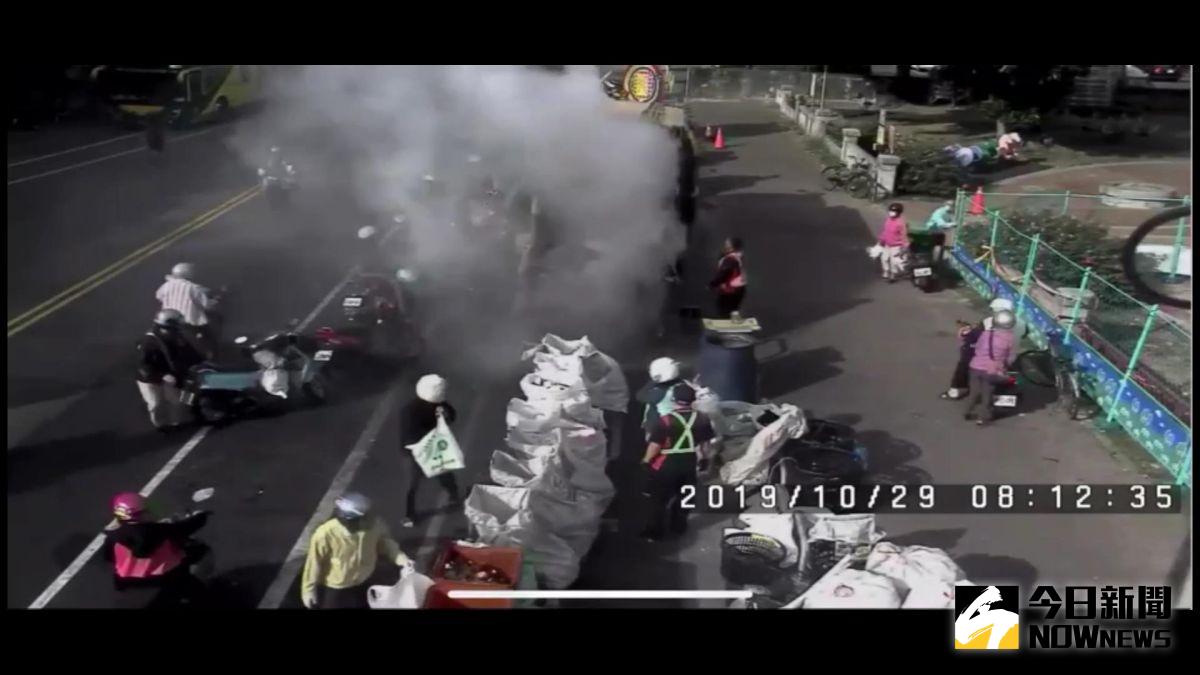 ▲彰化市公所清潔隊在收垃圾時，有民眾將打包的金紙灰燼就往垃圾車，結果垃圾車壓縮時爆開造成粉塵爆飛，清潔隊員及過往駕駛人虛驚一場。（圖／記者陳雅芳翻攝，2020.10.13）