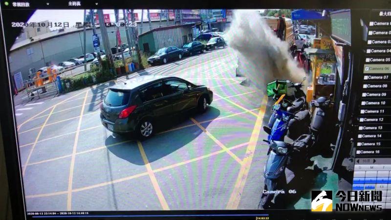 ▲彰化市公所公布監視錄影器畫面,收民眾送來的垃圾,當丟進一包垃圾時,瞬間塵暴了,結果垃圾車壓縮時爆開。(圖/記者陳雅芳翻攝,2020.10.13)