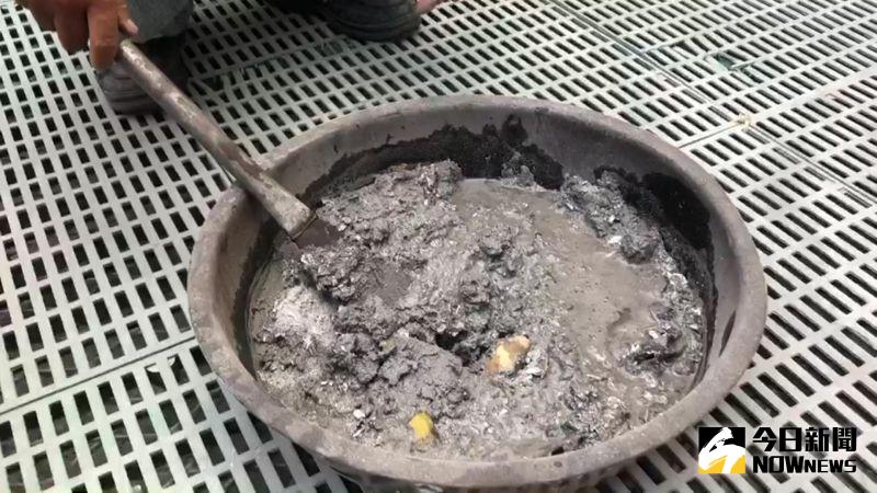▲彰化市清潔隊長林群富說,金紙不是不能丟垃圾車,而是應該先淋水成稠狀後,才不會因壓縮而爆開。(圖/記者陳雅芳翻攝,2020.10.13)