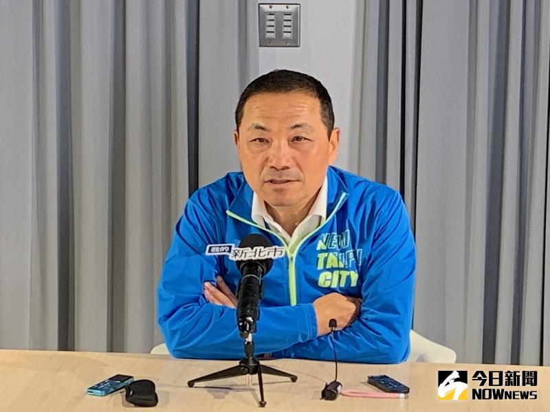 ▲交通部13日下午邀集雙北市和基隆市政府協商，會後侯友宜說明涉及新北市的部分。(圖/記者康子仁攝)