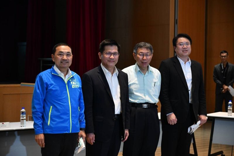 ▲交通部邀集雙北市和基隆市長開會,討論捷運建設,3市長和交通部長林佳龍合影。(圖/新北捷運局提供)
