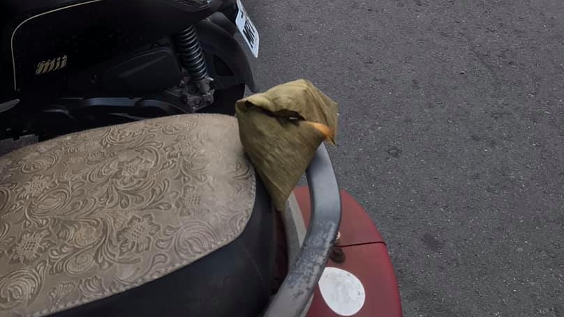 ▲網友發現自己機車上被人放了一粒粽子，詢問大家該怎麼處理？（圖／翻攝自《爆怨公社》臉書）