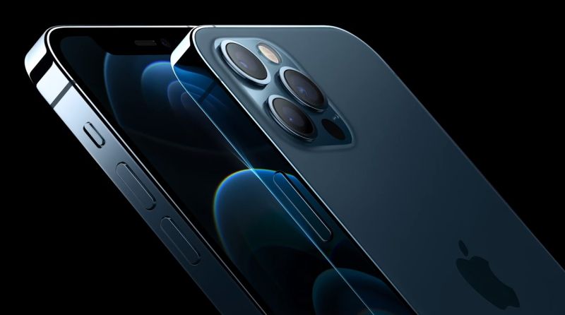 ▲原PO猶豫該換較便宜的iPhone 11還是直上iPhone 12，由於兩者價差高達7000元，不禁求助廣大網友意見，貼文立刻引發熱議。（示意圖／翻攝自蘋果直播訊號)