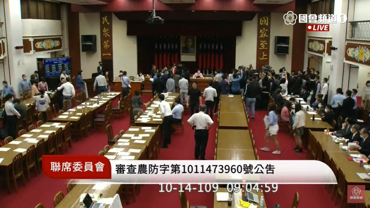 ▲立法院今日召開聯席委員會，審查含瘦肉精美豬進口，會議才剛開始，朝野間就因為議事程序起爭議，國民黨團更湧上備詢台，阻止農委會主委陳吉仲報告。　（圖／翻攝國會直播）