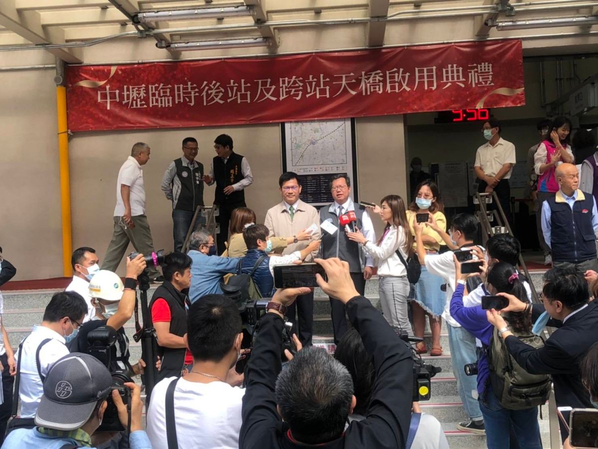 ▲交通部鐵道局與桃園市政府訂今（ 14 ）日舉辦台鐵中壢臨時後站及跨站天橋啟用典禮。（圖／鐵道局）