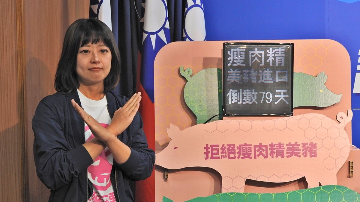 ▲國民黨在今天(14)推出「瘦肉精美豬進口倒數計時器」。圖為發言人江怡臻。( 圖／記者陳弘志攝，2020.10.14 )