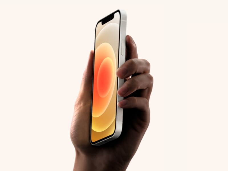 ▲蘋果公司5G版iPhone 12系列手機包裝盒內將移除俗稱「豆腐頭」的充電器和有線耳機。（圖取自蘋果公司網頁apple.com）