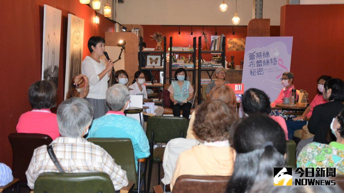 ▲嘉義市衛生局廖育瑋副局長(中著背心者)邀請桃城淑女喝咖啡暢談乳房攝影的秘密。（圖／記者郭政隆攝影2020.10.14）