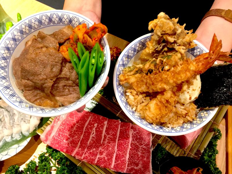 ▲知名天丼業者與和牛燒肉品牌合作，開發出專屬的日本和牛燒肉丼，搭配經典的迷你天丼。（圖／記者黃仁杰攝）