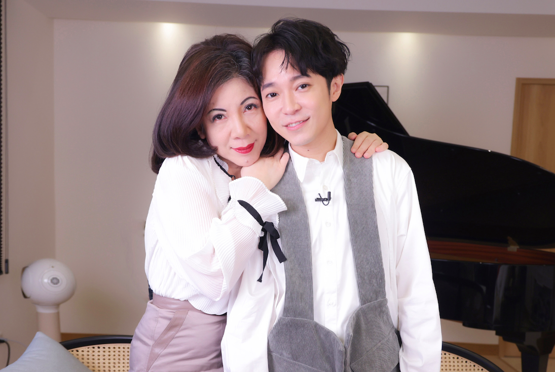 ▲吳青峰（右）被陳文茜調戲，讓他招架不住。（圖／Yahoo TV提供）