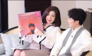 吳青峰(右)被陳文茜調戲。(圖/Yahoo TV提供) ▲吳青峰(右)被陳文茜調戲。(圖/Yahoo TV提供)