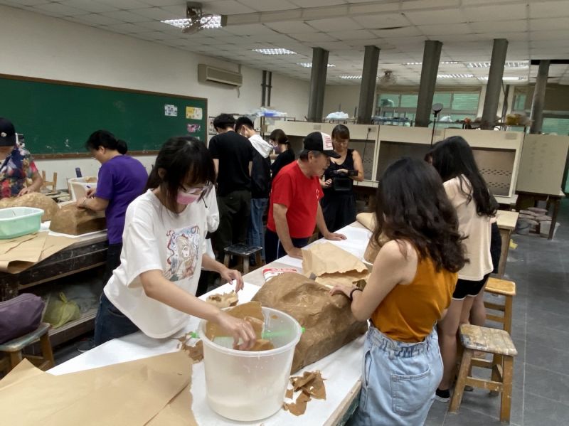 ▲屏東縣政府客家事務處陳麗萍處長表示,在復返的過程,因社會型態的變遷,須透過耆老訪談與實作示範客家獅頭製作,並將客家獅製作SOP系統化。(圖/屏東縣政府提供,