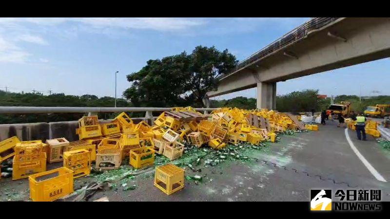 ▲一輛滿載空啤酒瓶的大貨車,行經國道3號和美交流道匝道入口時,近萬個空酒瓶被甩飛,整條匝道布滿破碎空酒瓶。(圖/記者陳雅芳攝,2020.10.14)