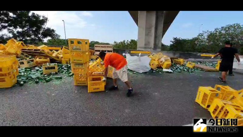 ▲事故發生後立即派遣巡邏車及緩撞車,並通報中區交控調派事故處理小組於後方警戒,派園排除事故現場。(圖/記者陳雅芳攝,2020.10.14)