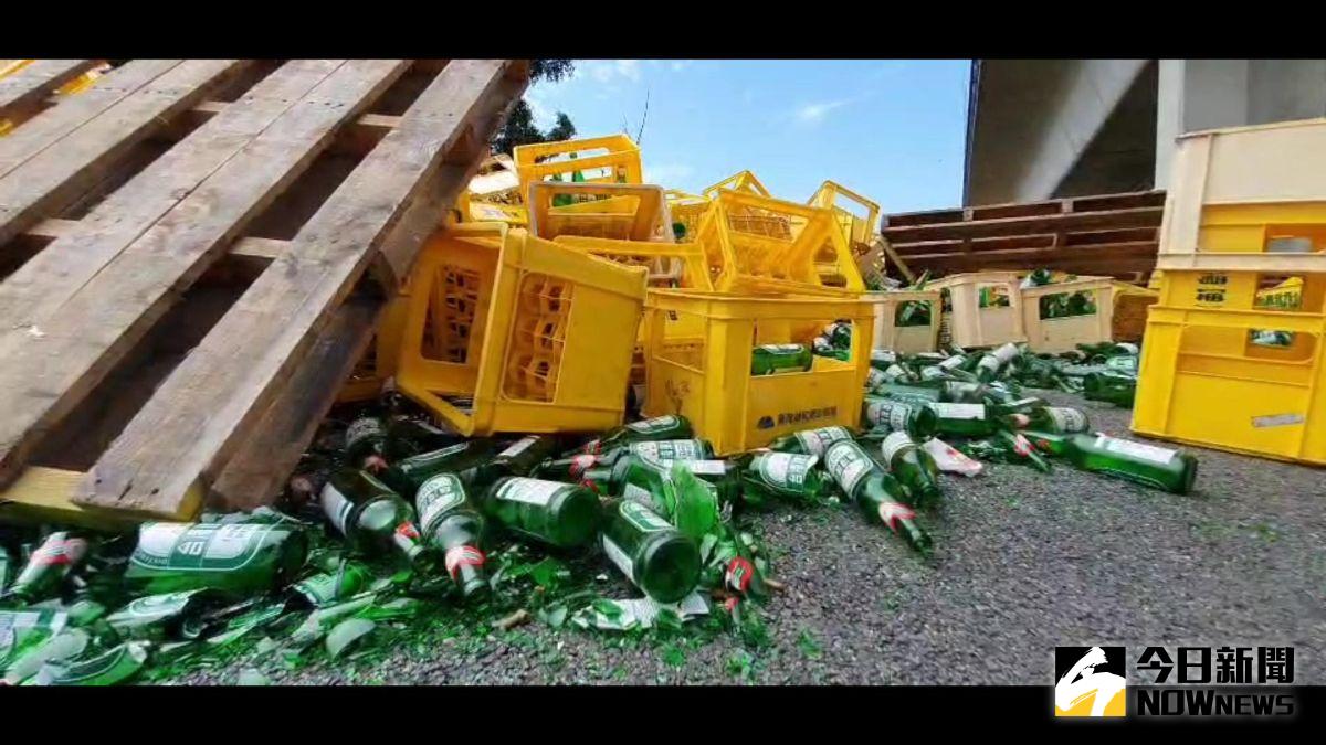 ▲1輛滿載酒瓶的大貨車行經國道3號和美交流道匝道時，疑似因該處為彎道且車速過快，近萬個空酒瓶被甩飛，整條匝道布滿破碎酒瓶。（圖／記者陳雅芳攝，2020.10.14）