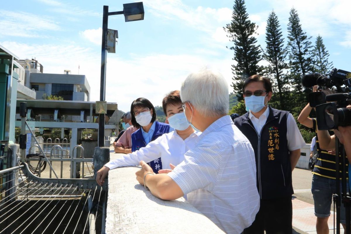 ▲市長盧秀燕今至石岡水壩瞭解大台中用水供應情形，她強調，市府「輕重緩急」調配用水，民生優先(圖／市政府提供2020.10.14)