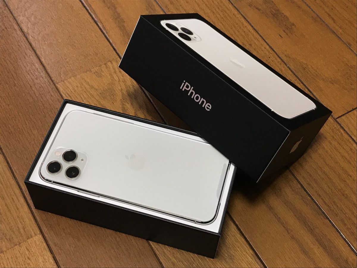 ▲妹為買iPhone12進酒店打工？哥崩潰求助，網抖出可怕真相。（示意圖／取自pixabay）