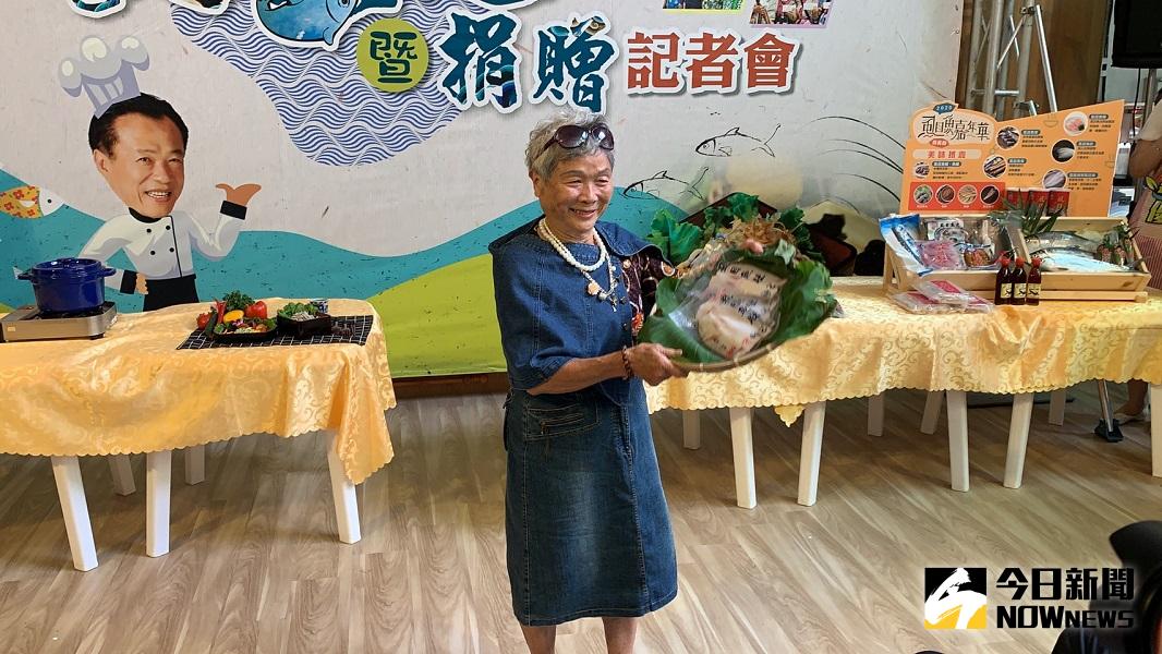 ▲資深帥哥與美女們以「西部牛仔網美」等裝扮，帶著虱目魚產品走秀。(圖／記者陳惲朋攝）