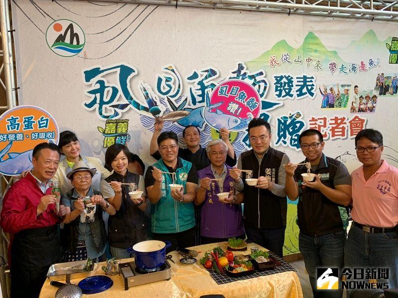 ▲翁章梁縣長和與會者一起品嚐虱目魚麵。(圖/記者陳惲朋攝)