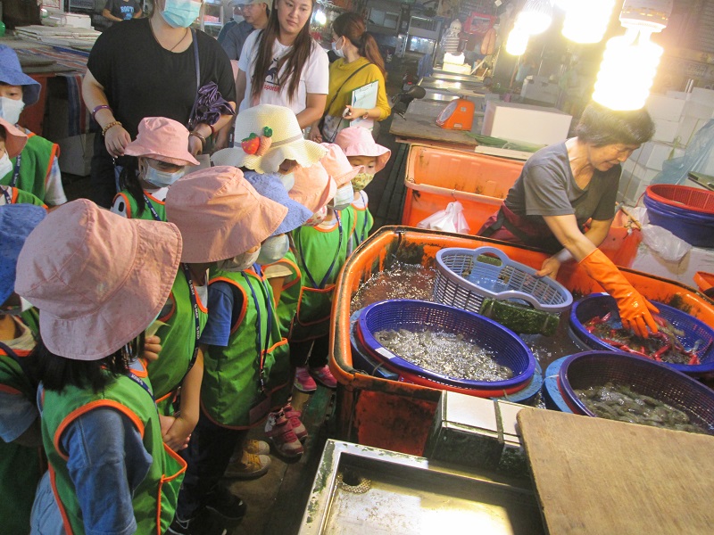 ▲小朋友看到攤位上的魚，人人感覺很新奇。(圖／讀者張先生提供）