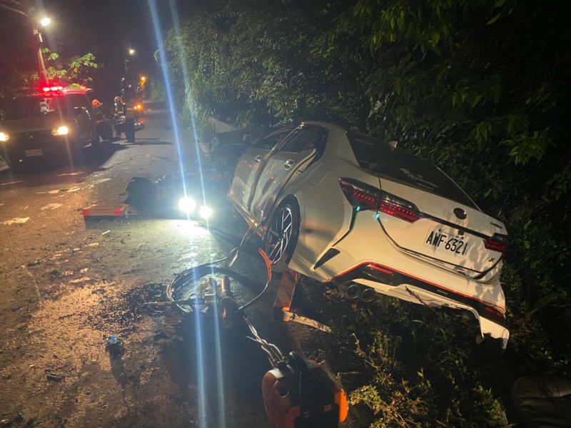 ▲新竹縣今(14)日凌晨發生一起2死3傷死亡車禍,彭姓駕駛載親友一行5人返家,疑因酒駕,自撞山壁護欄,因撞擊力道猛烈,右車頭幾乎全毀,還卡在山溝中。(圖由新竹縣消防局提供)