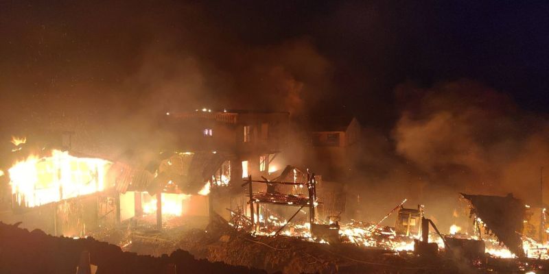 ▲馬祖西莒鄉青帆鄉昨夜發生大火，9棟民宅遭燒毀。(圖/西莒民眾提供)