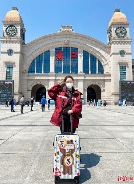 ▲來自江蘇的于鑫慧一度被譽為「最美護士」,結果現在卻被爆出她根本不是醫護人員,讓網友全看傻。(圖/翻攝自微博)