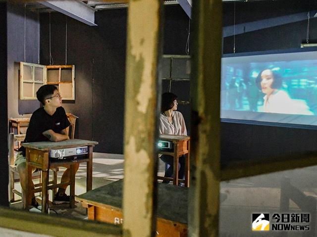 ▲展覽打造出《返校》讀書會的廢墟教室，營造詭譎空間，讓民眾感受電影主角身陷惡夢的恐懼感受。（圖／記者陳美嘉攝，2020.10.14）