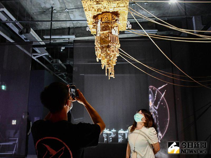 ▲藝術家黃贊倫的《神柱》,如神廟外型是由IC板等電腦組件組成,反映人類當代科技發展的欲望。(圖/記者陳美嘉攝,2020.10.14)