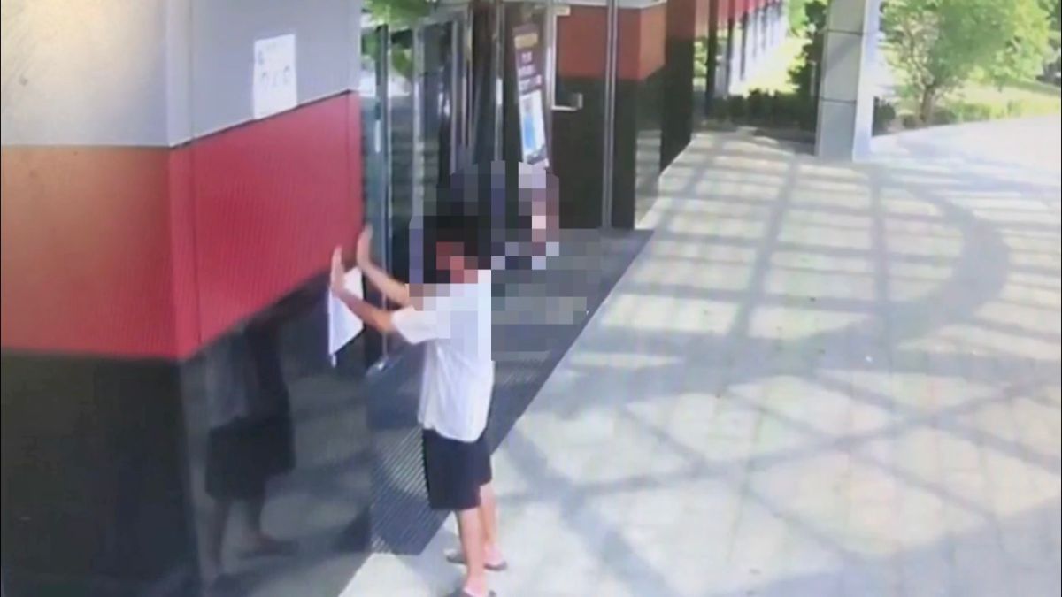 ▲李姓男子涉嫌在橋頭地檢署大門牆壁張貼恐嚇海報，警方依恐嚇罪嫌移送橋頭地檢署偵辦。(圖／記者郭凱杰翻攝，2020.10.15)