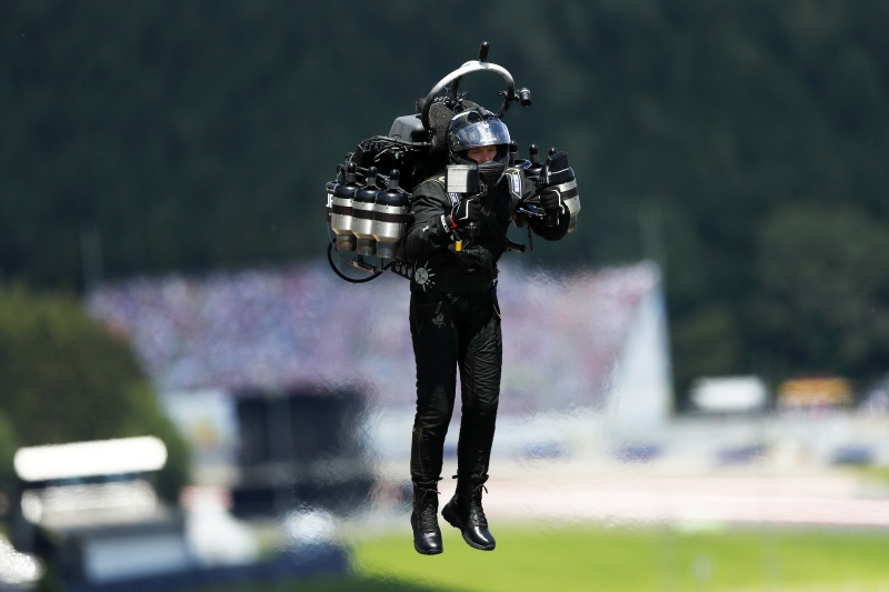 ▲美國聯邦航空局 14 日獲報，有不明人士身著噴射背包在 6000 英尺的高空飛行，被路過的飛機目擊。資料照非當事人。（圖／美聯社／達志影像）