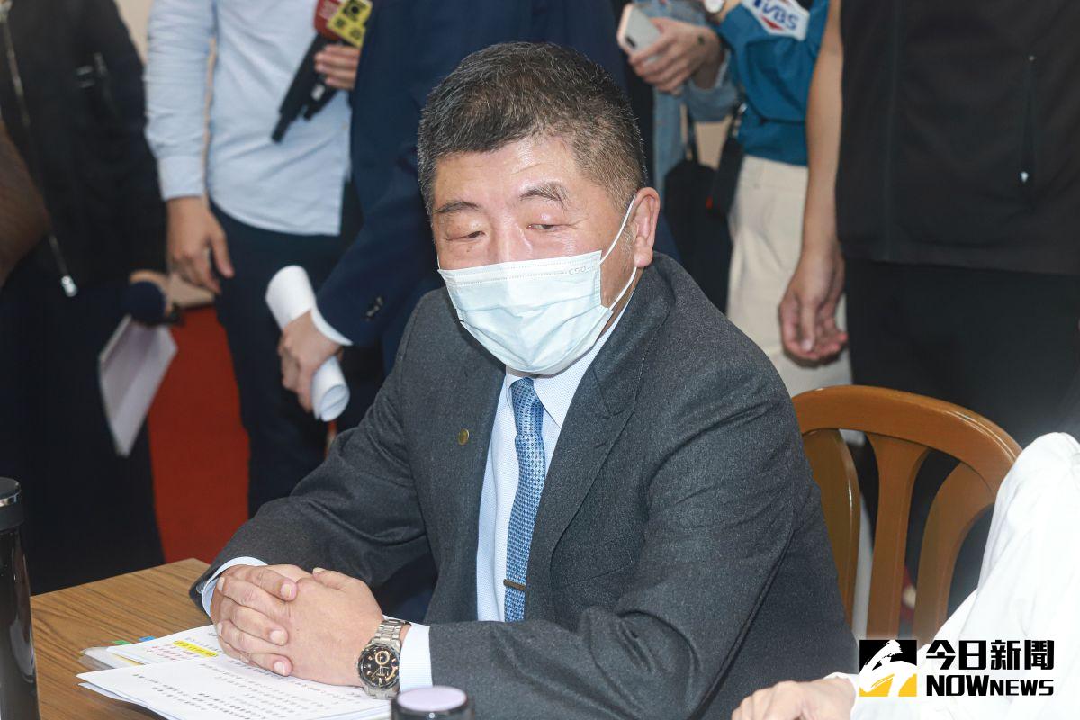 ▲17日起，50歲到64歲的成人暫緩施打公費疫苗，消息一出，基層抱怨連連，認為沒有緩衝時間，為此，衛福部長陳時中參與活動時說明。（圖／資料照片，記者葉政勳攝 , 2020.10.15）