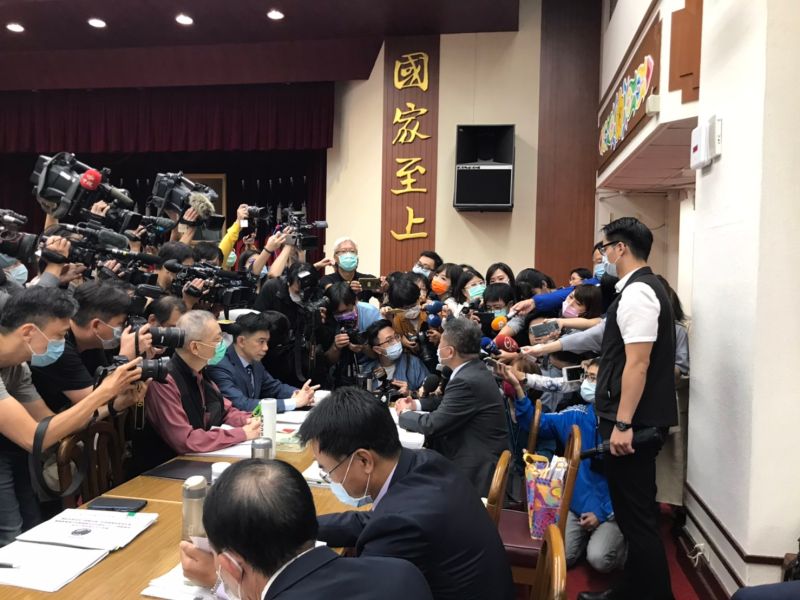 ▲衛福部長陳時中今(15)日出席立法院福衛環委員會,於座位上接受媒體聯訪。(圖/記者賴志昶攝)