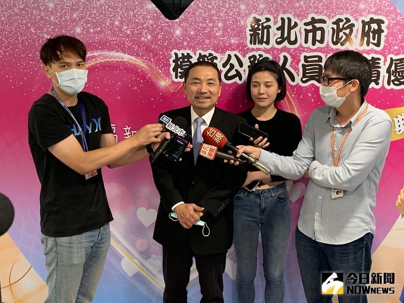 ▲新北市長侯友宜15日向中央喊話，希望交通部出面協調雙北，把環狀線的經營權提早交還新北。(圖/記者康子仁攝)