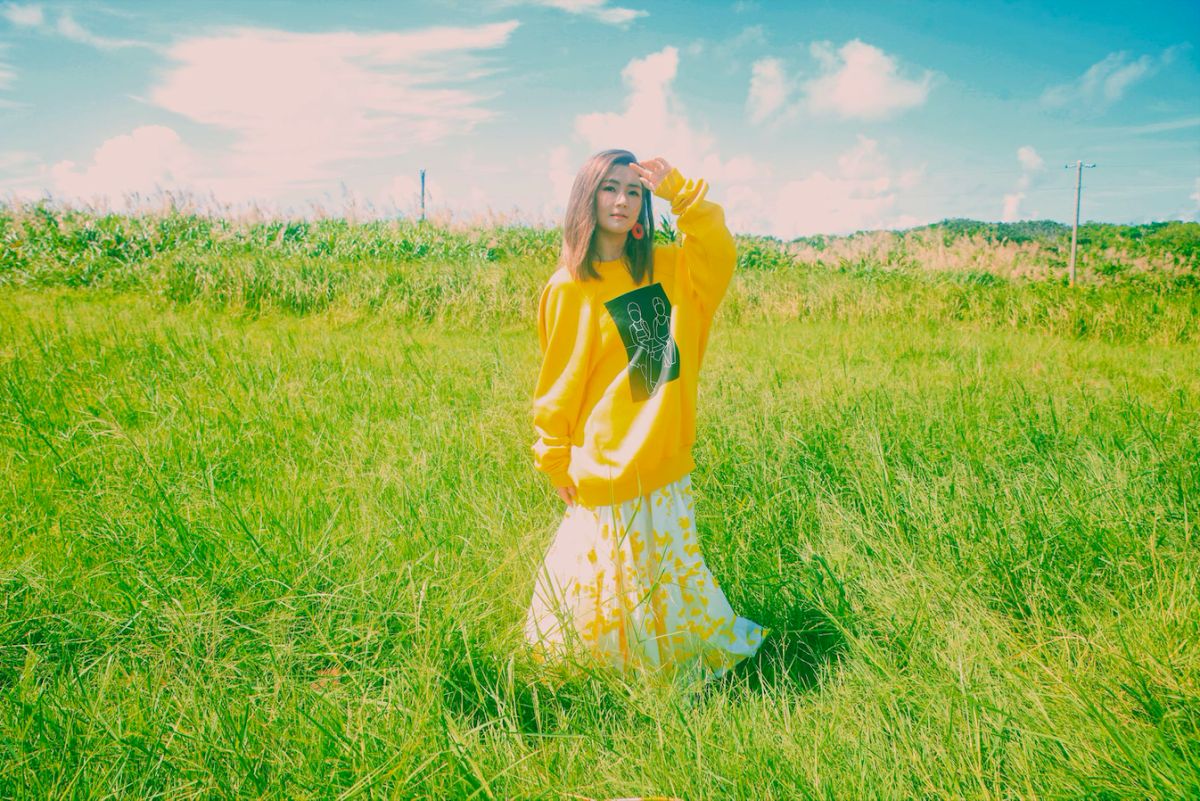 ▲Selina開心在草原上打滾，沒想到眼睛竟然因此過敏。（圖／任真美好提供）